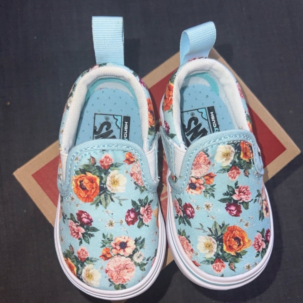 Like new VansComfycush slip

Size 4.5